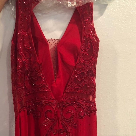 Red Dress. Size 10 . - Picture 4 of 5